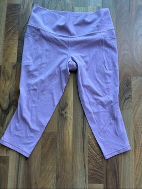 Athleta Woman’s Size XL Lavender Cropped Performance Leggings